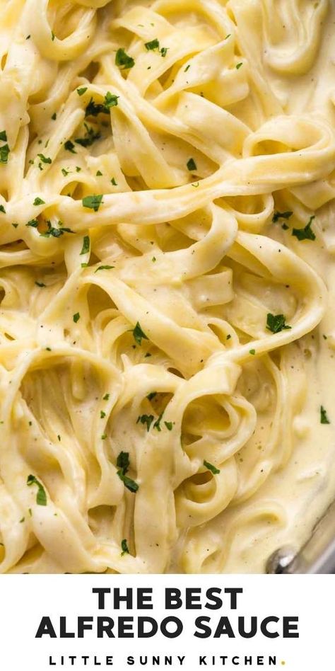 The easiest and creamiest homemade alfredo sauce recipe! Ditch the canned stuff, and make homemade alfredo sauce from scratch that's even better than the restaurant version. #alfredosauce Easy Alfredo Recipe, Fettuccine Sauce, Fetuchini Alfredo, Alfredo Sauce Easy, Panini Recipes Chicken, Seasoning Chicken, Instant Pots, Alfredo Sauce Recipe Easy, Make Alfredo Sauce