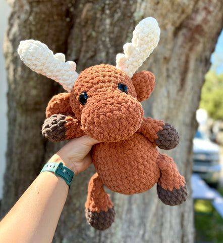 Moose! - Free Low Sew Crochet Pattern – yarnybox Crochet Moose Pattern Free Amigurumi, Crochet Christmas Moose Pattern Free, Elk Crochet Pattern, Free Crochet Moose Pattern, Amigurumi Moose Free Pattern, Crochet Owl Ornament, Quick And Easy Crochet Animals, Crochet Winter Animals, Buffalo Crochet Pattern Free