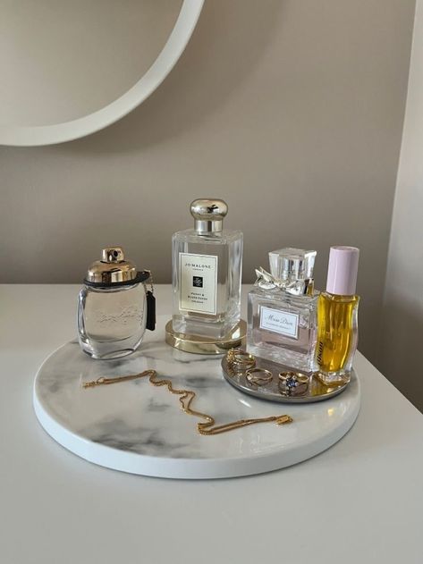 Tray For Bathroom, Perfume Stand, Perfume Display, Perfume Organization, Pinterest Room Decor, Apartment Decor Inspiration, Dresser Decor, Room Makeover Inspiration, Vanity Tray