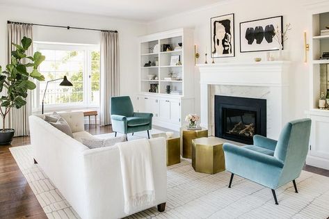 White and blue living room Sofa Facing Fireplace, Navy Blue And White Bedroom, Farmhouse Living Area, Traditional Living Room Ideas, Dream Family Room, Blue And White Bedroom, Arrange Furniture, White Mantel, Millennial Style