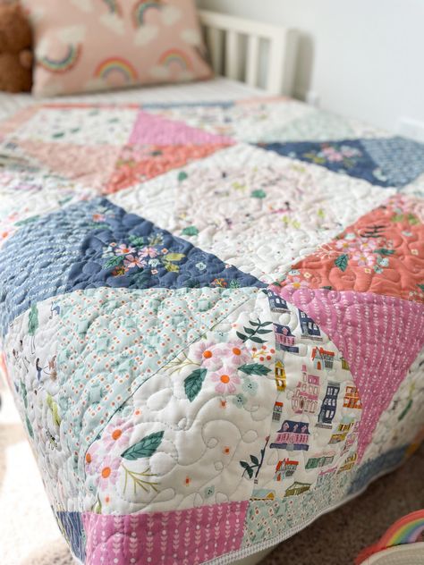 Free Pattern Roundup – Quick & Easy Baby Quilts! – Riley Blake Designs Riley Blake Quilt, Quilt Top Patterns, Girl Quilts Patterns, Baby Quilt Tutorials, Bright Quilts, Patterned Chair, Quilt Block Patterns Free, Baby Boy Quilts, Strip Quilts