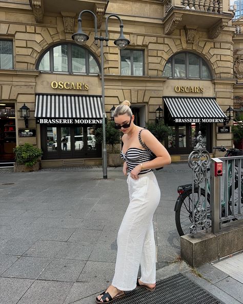 The perfect city stroll outfit and matched the building by accident 🖤 #moodytones #streetweardaily #minimalstreetstyle #aestheticposts Stroll Outfit, Minimal Street Style, Moving Abroad, Move Abroad, The Building, Fashion Lifestyle, Street Wear, Lifestyle, Building