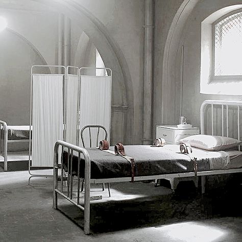 Mental Hospital Entrance, Mental Institution Psychiatric Hospital, Mental Asylum Room, Psychward Aesthetics, The Silent Patient Aesthetic, The Silent Patient, Mental Asylum, Alice Cullen, Red Room