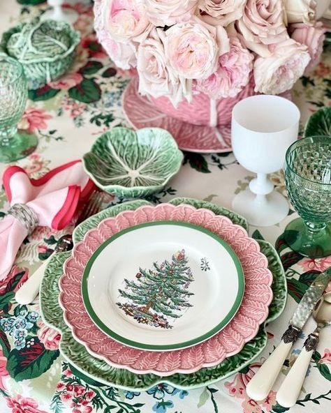 Pink And Green Christmas Table Setting, Christmas Spode Table Setting, Trendy Christmas Trees 2023, Pink And Green Christmas Table, Red Pink And Green Christmas, Spode Christmas Tree Table Settings, Vintage Christmas Tablescapes, Spode Christmas Table Settings, Christmas Dishes Dinnerware