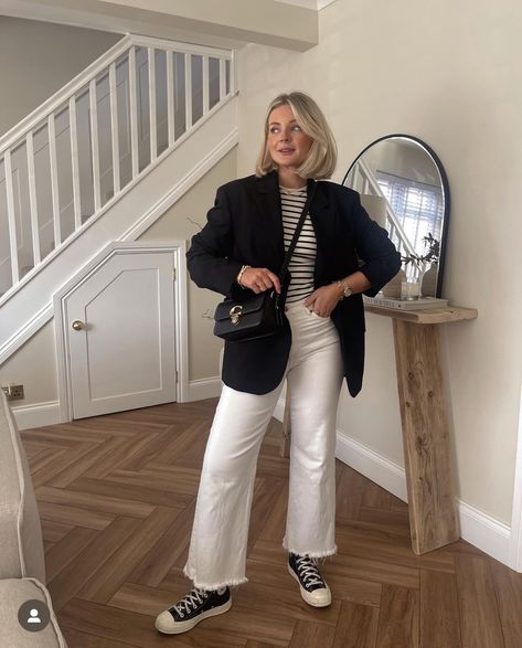 Black Wool Blazer Outfit Women, Laura Byrnes Instagram, Black Blazer Outfit Winter, Winter White Jeans Outfit, Black And White Striped Top Outfit, Wool Blazer Outfit Women, White Wide Leg Jeans Outfit, Striped Blazer Outfit, White Jeans Outfit Winter