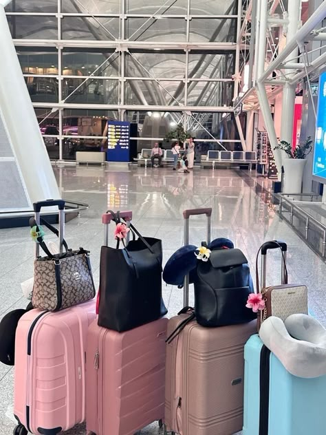 Bestie Travel Pics Airport, Airport Bags Travel, Airport Inspo Pics, Airport Besties, Airport Asethic Pics, Travel Pics Airport, Airport Must Haves, Suitcase In Airport, Girls Trip Airport