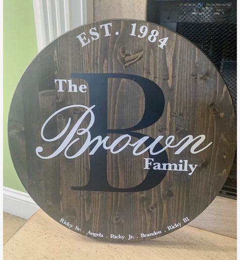 Round Family Sign, Family Cricut Projects, Vinyl On Wood Signs, Wood Signs Round, Wooden Round Signs, Shapes Painting, Wooden Family Signs, Round Signs, Family Wood Signs