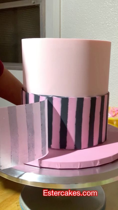 Stripe Cake, Buttercream Techniques, Scalloped Cake, Cake Techniques, Striped Cake, Cake Tips, Cake Wraps, Cream Cakes, Meringue Buttercream