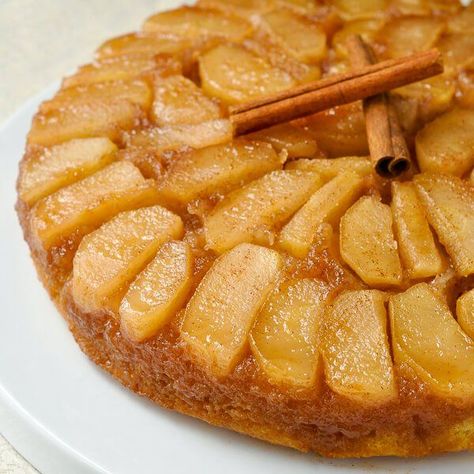 Old Fashioned Apple Upside Down Cake - a decades old family recipe using very simple ingredients to create a comfort food dessert that everyone will love. Upside Apple Cake, Cooked Apple Recipes, Fall Apple Cake, Apple Upside Down Cake Recipe, Simple Apple Cake, Apple Upside Down Cake, Healthy Apple Desserts, Upside Down Apple Cake, Autumn Dessert