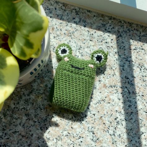 Crochet Airpod Holder, Frog Airpod Case, Airpod Crochet, Airpod Case Crochet, Crocheted Frog, Crochet Airpods Case, Crochet Pencil Case, Knitted Decor, Frog Crochet