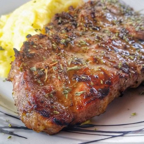 Beer Braised Pork Chops With Lemon and Oregano | Kalofagas.ca Greek Pork Chops, Beer Braised Pork, Greek Pork, Braised Pork Chops, Greek Oregano, Pork Chop Recipes Baked, Greek Dishes, Chops Recipe, Braised Pork