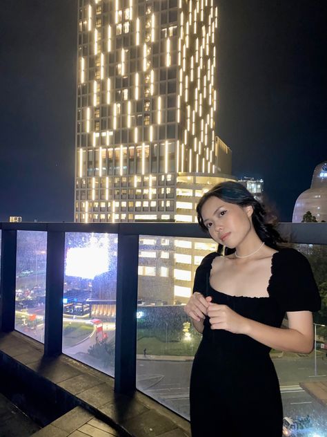 @cheri5hed on instagram <3 party outfit wearing black dress and pearl necklace Black Dress With Pearls Necklace, Dress And Pearl Necklace, Dress With Pearl Necklace, Black Dress With Pearls, Pearls Outfit, Pearl Outfit, Dress With Pearls, Wear Black Dresses, Pearl Dress