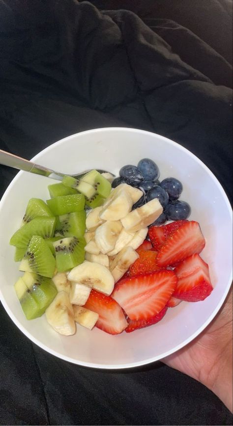 Recipes Healthy Snacks, Kiwi Strawberry, Resep Diet, Healthy Food Dishes, Healthy Food Motivation, Healthy Lifestyle Food, Kiwi Fruit, Banana Blueberry, Healthy Sweets Recipes