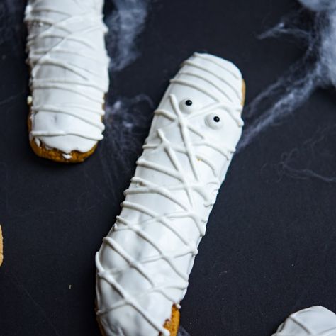 How To Create A Dessert With The Wow Factor Using Hendrick's Gin | Patisserie Makes Perfect Raspberry Eclairs, Kebab Skewers, Macaron Cake, Hendricks Gin, Vanilla Spice, Drizzle Cake, Choux Pastry, Fondant Icing, Plain Flour