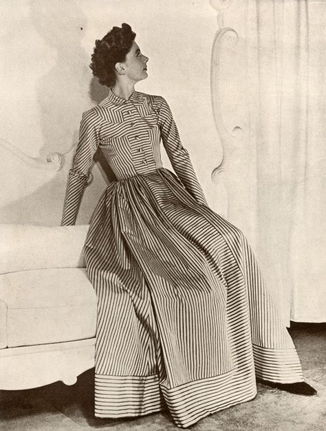 Cristóbal Balenciaga, 40s Fashion, 1930s Fashion, Striped Fabrics, Fashion Photo, Vintage Photos, Balenciaga, New Look, Shirt Dress