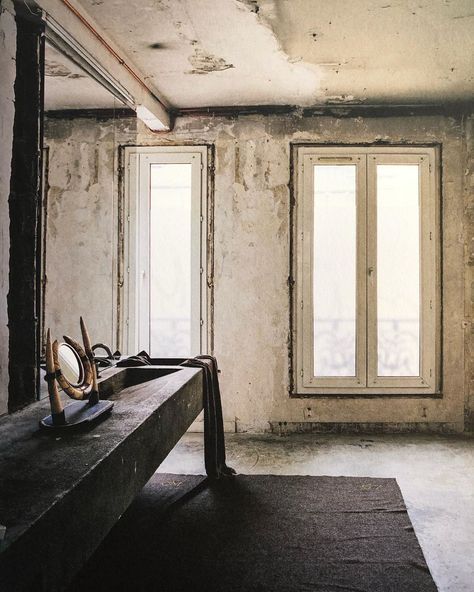 Commune Design on Instagram: “Rick Owens’ bathroom in Paris from “Francois Halard: A Visual Diary.” / / @francoishalard @rizzolibooks #bathroominspiration” Rick Owens Interior Design, Brutalist Bathroom, Rick Owens Home, All Black House, Rick Owens Furniture, Francois Halard, Commune Design, Giorgio Morandi, Wabi Sabi Interior