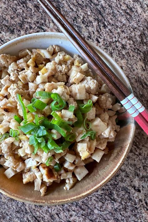 Ground Pork and Taro Stir Fry easy and tasty! Ground pork, garlic, and ginger. Cook with taro until tender. Oyster sauce makes it extra good. Ground Pork Stir Fry, Stir Fry Easy, Taro Recipes, Hawaii Recipes, Pork Stir Fry Recipes, Ground Pork Recipes, Sweet Soup, Hawaiian Dishes, Garlic And Ginger