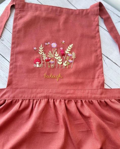 Embroidered Apron for Mum ☘️💚 #handmadeapron #flowerapron #embroideredapron Order on Stitcheryzone.com to save 20% OFF 🤙 Embroidery Aprons, Apron Women, Spiral Crochet, Handmade Aprons, Mexican Embroidery, Crochet Car, Floral Apron, Embroidered Apron, Apron Kitchen