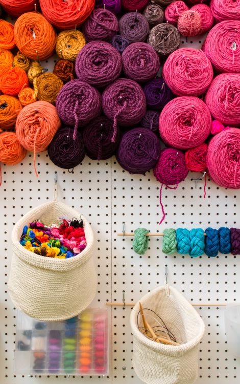 Knitting Studio, Yarn Display, Knitting Room, Knitting Needle Storage, Art Studio Space, Yarn Organization, Dream Craft Room, Yarn Storage, Yarn Stash