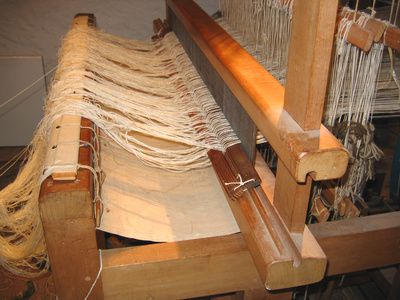 How to Make Your Own Large Weaving Loom Large Weaving Loom, Large Weaving, Weaving Loom Diy, Rug Loom, Rigid Heddle Weaving, Weaving Rug, Diy Weaving, Weaving Loom, Weaving Projects