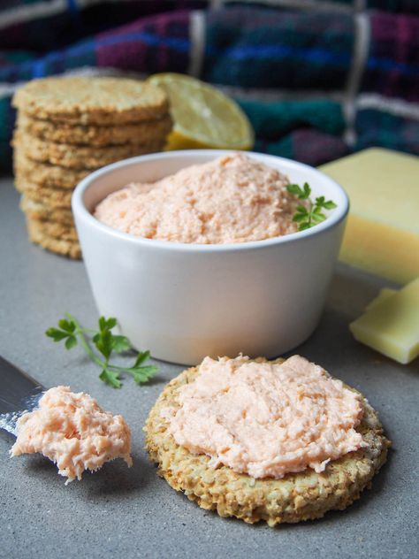 Salmon Mousse Recipes, Seafood Cravings, Salmon Pate, Smoked Salmon Pate, Appetizer Board, Tahini Dip, Chicory Recipe, Awesome Appetizers, Pate Recipes