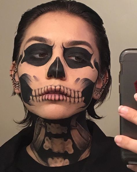 Halloween Costumes And Makeup Ideas, Skeleton Makeup Neck, Skull Make Up Men, Half Skull Makeup Men, Skull Mouth Makeup, Halloween Black Makeup, Scream Make Up Looks, Halloween Make Up Ideas Creative, Black Makeup Halloween