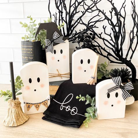 Ghost Signs Halloween, Wooden Ghosts Diy, Halloween Ghost Decor, Wooden Witch, Ghost Decor, 2x4 Wood, Boo Sign, Ghosts Halloween, Farmhouse Halloween