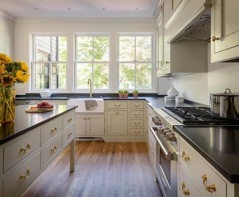 Black granite countertops pair well with cream shaker cabinets accented with elegant antique brass pulls and knobs. Draw Pulls, Corner Stove, Cream Kitchen Cabinets, Stylish Kitchen Design, Cream Cabinets, Kitchen Windows, Black Granite Countertops, Black Countertops, Kitchen Island Decor