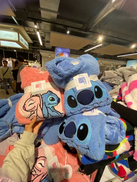 #couple #matching #primark #cute #couplegoals #disney #stitch #lilostitch #sleepover #pyjama #pajamas Stitch Pjs Couples, Primark Fluffy Pyjamas, Primark Aesthetic, Disney Sleepover, Primark Clothes, Fluffy Pjs, Primark Pjs, Primark Pyjamas, Primark Outfit