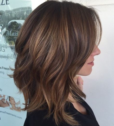 Shoulder Length Layered Hairstyle Medium Rachel Haircut, Lob Haircut Brunette Highlights, Medium Hair Styles For Thick Hair Wavy Shaggy Bob, Medium Length Lob Thick Hair, 2023 Womens Hairstyles, Med Bob Hairstyles Shoulder Length, Midlength Hairstyles 2023, Razor Layered Haircuts, Mid Length Hair For Thinning Hair