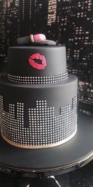 City glam cake Glam Cake, 22th Birthday, Gossip Girl Party, White And Gold Wedding Cake, Pink Kisses, Estilo Blair Waldorf, 17 Birthday Cake, 17th Birthday Ideas, Stile Blair Waldorf