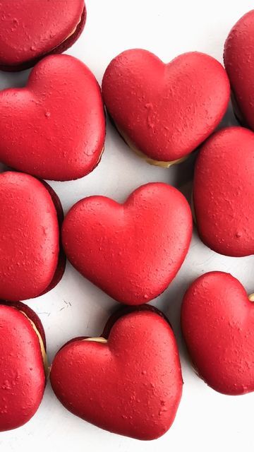 Sadie | French Macaron Recipes + Tips on Instagram: "Hearts are a simple enough shape, but if you’re not careful they can end up looking like 🥜🫢 Comment HEART below and I’ll send you my heart template for free! ♥️" Heart Macaroons, Valentines Macarons Flavors, Heart Shaped Macarons Aesthetic, Heart Shape Macaron, Valentine Macaron Flavors, Le Macaron, Macaron Recipes, French Macarons Recipe, French Macaron