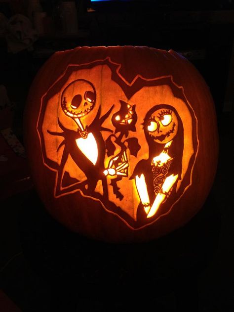 Jack and Sally. I <3 them! Real pumpkin carved by WynterSolstice. Stoneykins pattern Beetlejuice Pumpkin Carving Ideas, Pumpkin Carving Beetlejuice, Tim Burton Pumpkin Carving, Sally Pumpkin Carving, Unique Pumpkin Carving Ideas Awesome, Pumpkin Carving Ideas Hard, Best Pumpkin Carving Ideas, Pumpkin Inspo, Printable Pumpkin Stencils