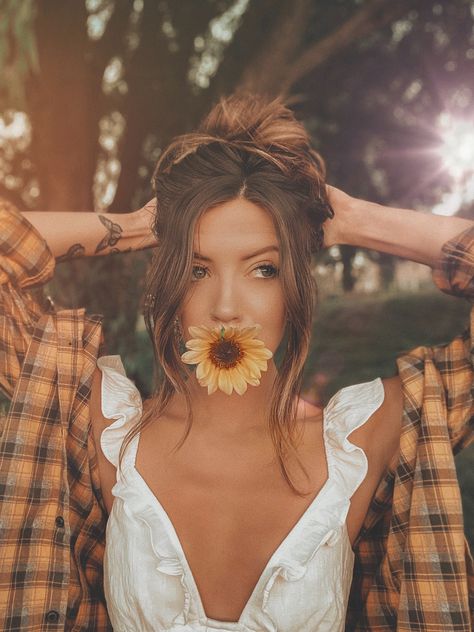 Arty Photoshoot Ideas, Womens Outdoor Photoshoot, Take Instagram Photos By Yourself, By Yourself Photoshoot, Self Love Photoshoot Ideas Flowers, Outdoor Pictures Ideas, Outdoor Glamour Photography, Boho Picture Ideas, Fall Photoshoot Model