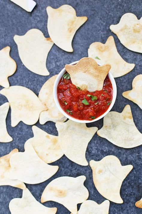 Cute EASY Halloween Food Ideas! We love these ghost tortilla chips + salsa. Get this idea and more at onelovelylife.com // Halloween food // Halloween party food // Ghost food // Ghost chips // Spooky Food // Easy Halloween Party Ideas // Halloween Dinner Ideas // Halloween Snack Ideas #glutenfree #vegan Bat Tortilla Chips, Halloween Tortilla Chips, Ghost Tortilla Chips, Gluten Free Halloween Dinner Ideas, Halloween Salsa Ideas, Gluten Free Halloween Food For Party, Halloween Chips And Salsa, Ghost Ravioli, Halloween Party Dinner Food