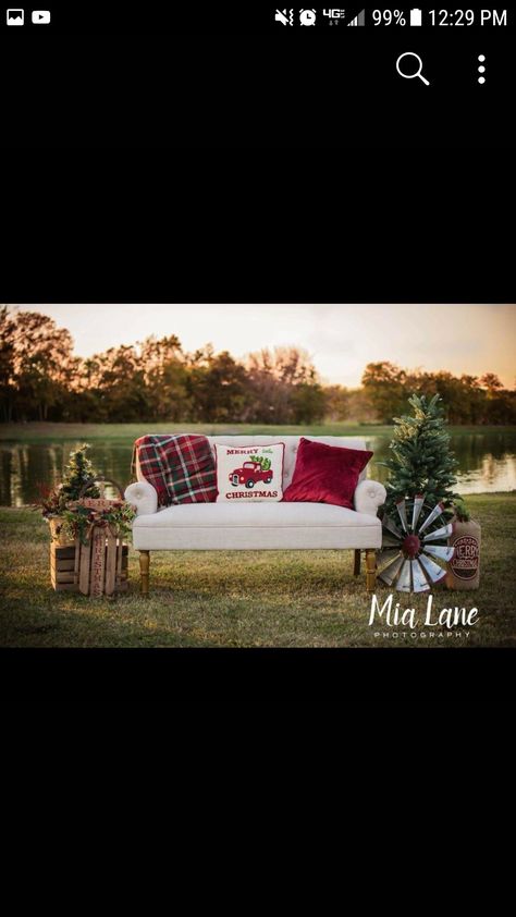 Christmas Photo Mini Session Ideas, Bench Christmas Photoshoot, Diy Christmas Photo Props Outdoor, Farm Christmas Photoshoot, Christmas Bench Photo Shoot, Christmas Picture Props Outdoor, Christmas Picture Props, Outdoor Mini Session Ideas, Outdoor Family Photo Prop Ideas