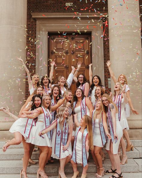 Senior Picture Ideas Sorority, College Graduation Pictures Sorority, Sorority Senior Photoshoot, Big Group Graduation Pictures, Confetti Graduation Pictures, Senior Group Pictures, Grad Photoshoot Group, Graduation Editorial, Sorority Graduation Pictures