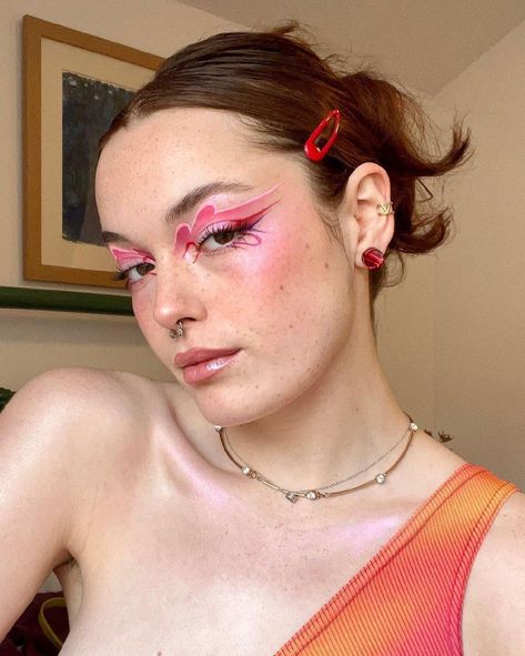 Edgy Pink Makeup, Pink And Red Makeup, Makeup Drawing, Learn Makeup, Rave Makeup, Dope Makeup, Creative Eye Makeup, Glowing Makeup, Creative Makeup Looks