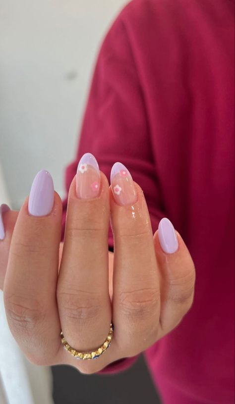 Simple Spring Nails Short Almond, Easy Oval Nail Designs, Spring French Tip Nails Almond, Oval Nail Ideas Spring, Light Purple Nails Short Almond, Short And Round Nails, Nails Acrylic Small Almond, Light Purple Spring Nails, Spring Nail Inspo Almond