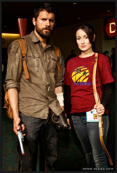 Joel and Ellie cosplay. Joel-Joel Ellie-Angelina Jo Lee (joelle) whatever. XD Us Halloween Costume, Ellie Cosplay, Cosplay Couple, Couples Cosplay, Diy Couples Costumes, Joel And Ellie, Comic Con Cosplay, Epic Cosplay, Homemade Costumes