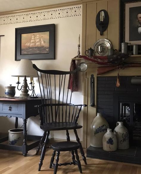 American Colonial Interior, Early American Decorating, Early American Homes, Colonial Home Decor, Primitive Living Room, Primative Decor, Colonial Farmhouse, Colonial Interior, Windsor Chairs