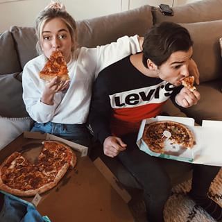 Are your hungry??? Do you want a pizza? credit @rianne.meijer #americanstyle 😍 Rianne Meijer, Couple Ootd, Making Chicken, Sisters Goals, Old Friendships, Game Of Survival, Eat Together, Moment In Time, A Moment In Time