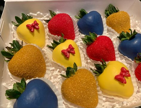 Snow White themed chocolate covered strawberries #snowwhite #chocolatecoveredstrawberries Snow White Quince, Snow White Sweet 16 Theme, Princess Chocolate Covered Strawberries, Snow White Themed Food, Beauty And The Beast Strawberries, Snow White Party Food, Snow White Food, Snow White Quinceanera Theme, Snow White Sweet 16