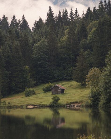 j u l i a ☁️ on Instagram: “oh to live in a house by the lake surrounded my mountains and sheltered by trees 🌲🌿 ~ Where would your dream home be located? 🏡✨ 🏷…” House By The Lake, Cabin In The Mountains, Dreamy Artwork, Scenic Photography, Countryside House, By The Lake, Aesthetic Photography Nature, Nature Aesthetic, Fantasy Landscape