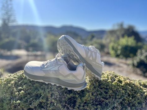 The Best From Our Tests: A Review of the Altra Lone Peak 7 Running Shoes Altra Shoes Outfit, Fartlek Workout, Altra Shoes, Neutral Running Shoes, Travel Shoes, All About Shoes, Hiking Women, Trail Shoes, Trail Running Shoes