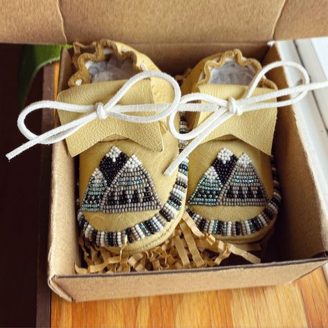 Custom ordered baby moccasins made from deerskin and size 13 czech seed beads Mukluk Pattern, Beaded Baby Moccasins, Baby Moccasin Pattern, Powwow Regalia, Moccasin Pattern, Beautiful Beaded Earring, Native Beading, Beaded Moccasins, Beaded Fashion