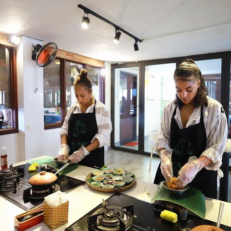 Marjorie Harvey on Instagram: “We took a Vietnamese cooking class at Vy’s Market and Cooking school 😋” Cooking Class Aesthetic, Rich Activities, November Vision Board, Nye Food, Class Aesthetic, School Instagram, Marjorie Harvey, Women Wellness, Gros Morne