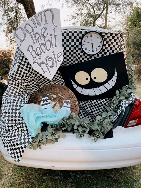 Super Easy Trunk Or Treat Ideas, Mad Hatter Tea Party Trunk Or Treat, Wonderland Trunk Or Treat, Alice And Wonderland Trunk Or Treat, Alice In Wonderland Trunk Or Treat Ideas, Alice In Wonderland Pumpkin, Alice In Wonderland Trunk Or Treat, Mad Hatter Diy Costume, Halloween Alice In Wonderland