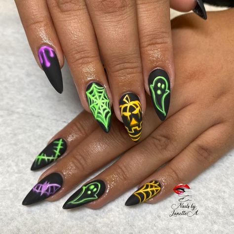 Janette Acosta on Instagram: “🎃👻🕸🦇🩸 @luxapolish •Blackout •Blanc-ArtPod •Purple Crush •It Aint Easy Being Green •Velveteen Matte code:nailsbyjanettea…” Purple And Green Nails Halloween, Neon Halloween Nails, Orange Halloween Nails, Neon Halloween, Halloween 3d, 3d Nail, 3d Nail Art, Nail Art Inspiration, Best Acrylic Nails