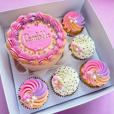 Cakes And Cupcakes Designs, Bento Box Cake And Cupcakes, Box Of Cupcakes, Cake In A Box Ideas, Mini Cake Box Ideas, Cake Bento Box Ideas, Cupcake Cakes Designs, Cupcake Cake Designs Birthday, Bento Box Cake With Cupcakes